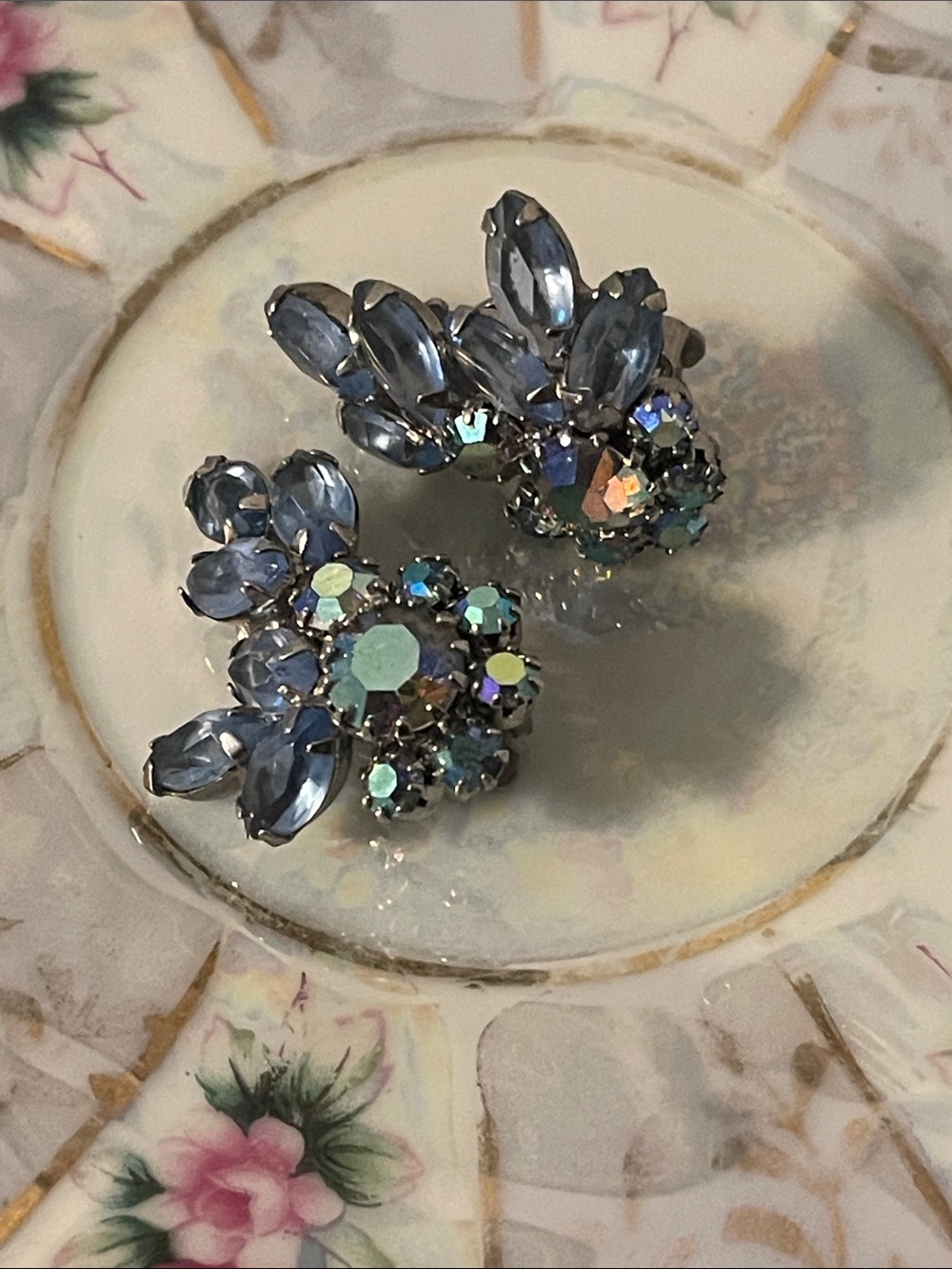 1950’s Weiss Frosted Blue Rhinestone Aurora Borealis Clip-on Earrings - Picture 5 of 12